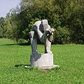 Sculptuur (1997) in het kuurpark: Loerende figuur door Christian Rösner uit Bamberg