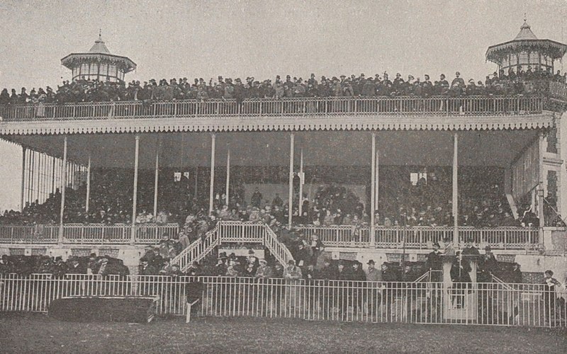 File:Tribune de l'hippodrome de Pau en 1899.jpg