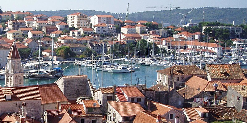 File:Trogir-panorama-001 zoom to Marina.jpg