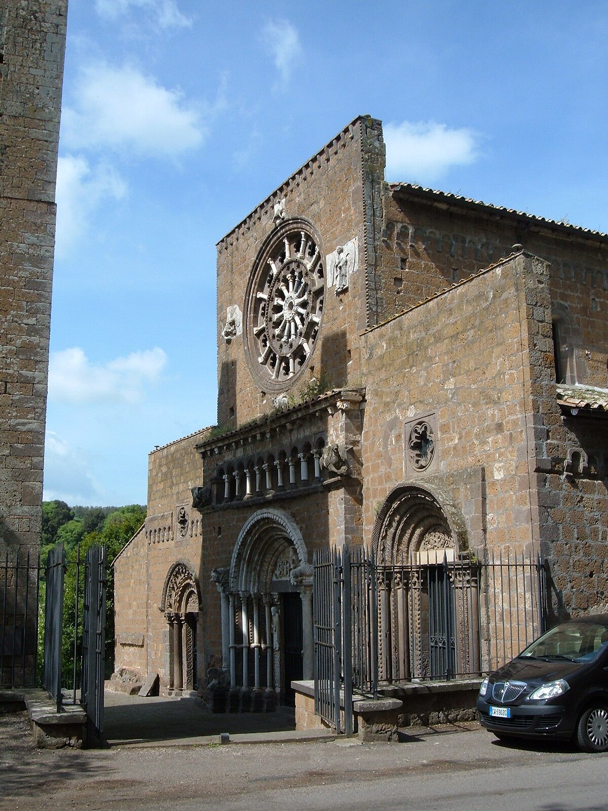 Tuscania - Basilica di Santa Maria Maggiore 1.JPG
