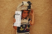 LWHを試着するイラク人の少年、右手で持っているのはプレゼントされたケミカルライト