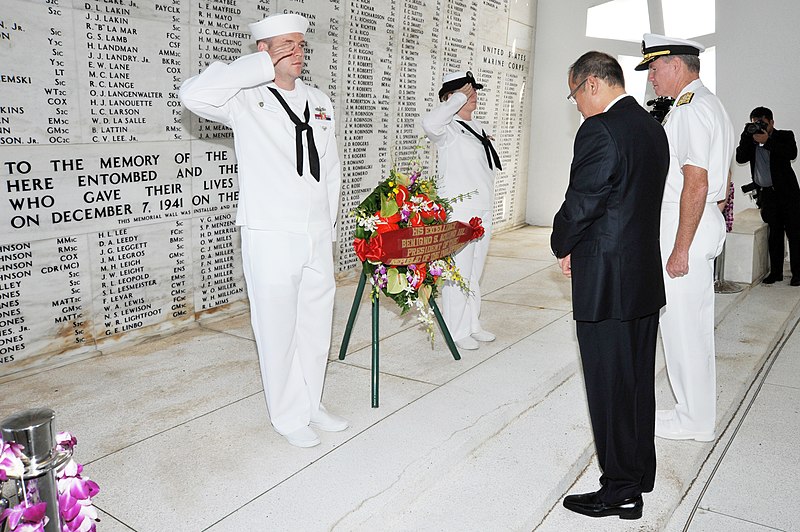 File:US Navy 111112-N-FK977-142 Adm. Patrick Walsh, commander of U.S. Pacific Fleet, and President of the Philippines Benigno Aquino III pause for a mom.jpg