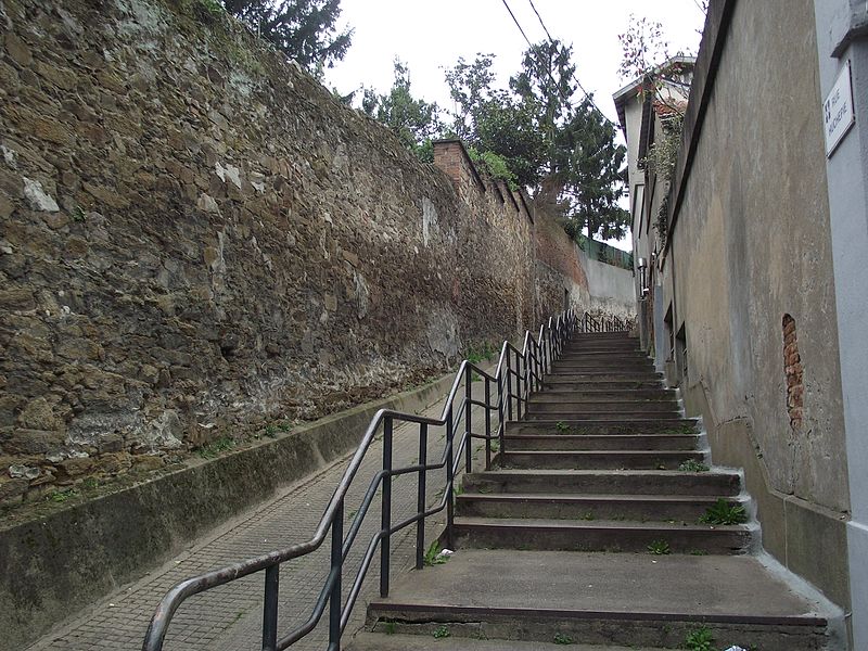 File:Un escalier vu d'en bas - panoramio.jpg