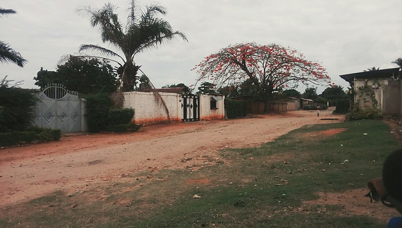 File:Un rue du quartier Ngagara à Bujumbura.jpg