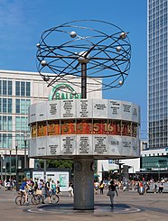 Urania-Weltzeituhr auf dem Alexanderplatz in Berlin 2015.jpg