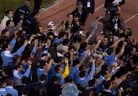 Tập_tin:Uruguay_players_with_CA_trophy.jpg