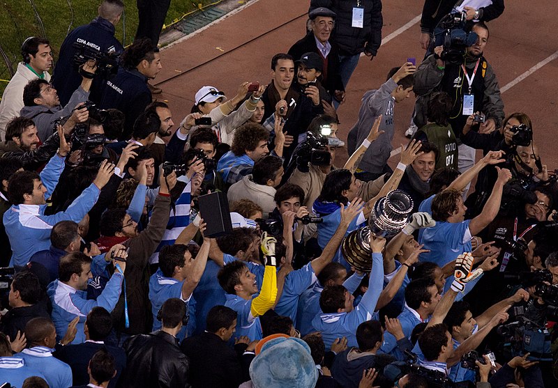 File:Uruguay players with CA trophy.jpg