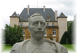 Chateau Urville / Schloss Urweiler met standbeeld van Keizer Wilhelm II van Duitsland