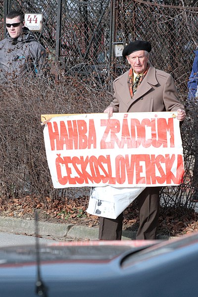 File:Václav Klaus a Ivan Gašparovič ve vile Tugendhat 2013-03-06 4925b transparent.jpg