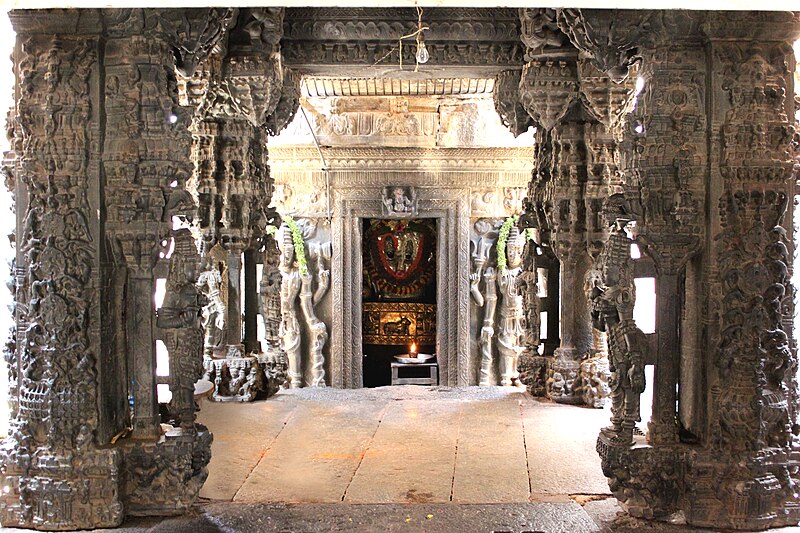 File:Vasantha mantapa with ornate pillars in soap stone-a 13th century Hoysala contribution to the Bhoga Nandeeshwara temple complex.jpg