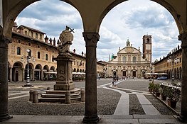 Vue sur la place ducale de Vigevano