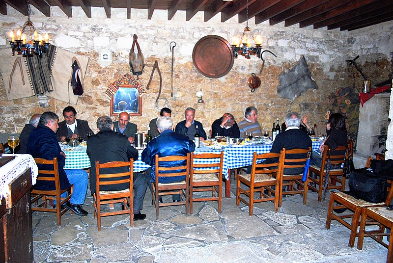 File:Vin et gastronomie à Omodos 01.jpg