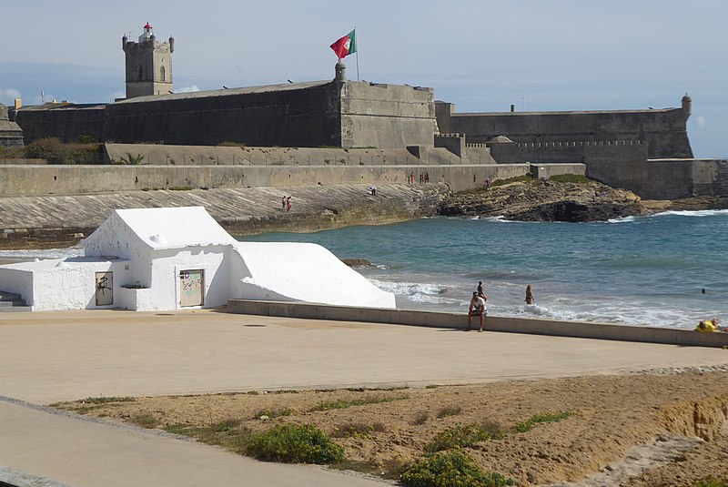 File:Vista do farol inserido na estrutura do forte.jpg