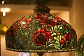 Lampa podłogowa „Czerwony orientalny mak”, wym. 179,1 × 66 cm, brąz, szkło, dar Egona Neustadta