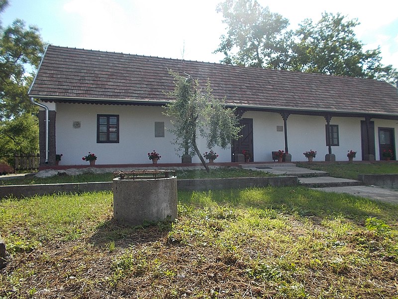 File:Water well, Region House, 2018 Ráckeve.jpg