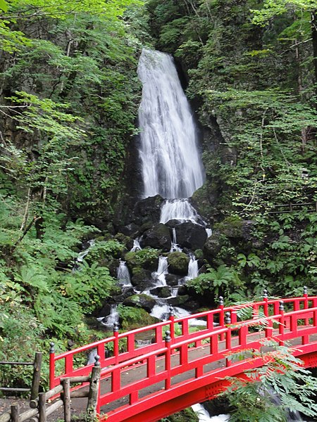 File:Waterfall of Fudou in Hatimantai.JPG