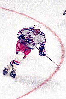 Photo couleur de Gretzky qui patine avec un maillot des Rangers.