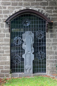 „Auferweckung des Lazarus“, Relief-Stele an der Friedhofskapelle von Wehr (Eifel)