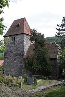 Foto einer Kirche Mit Turm und Langhhaus