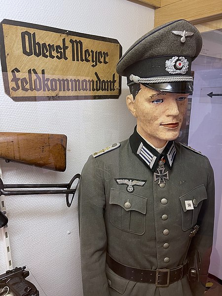 File:Wehrmacht Heer (WW2 German Army) Uniform Truppensonderdienst Stabszahlmeister (Hauptmann) Schirmmütze Waffenrock Eisernes Kreuz Kriegsverdienstkreuz Oberst Meyer Feldkommandant sign Mannequin etc Hjemmefrontmuseet Rakkestad Norway IM.jpg