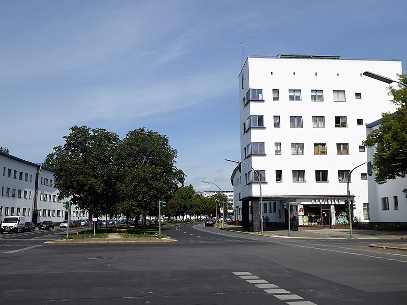File:Weiße Stadt Aroser Allee Ecke Emmentaler Straße.jpg