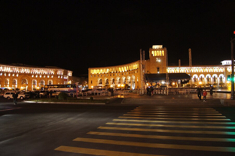 Ереван часы работы. Площадь Республики Ереван. Ереван Арарат. Ночной Ереван площадь. Площадь Республики Ереван ночью.