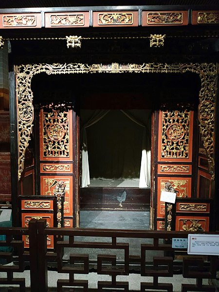 File:Wooden bed, Yueyang Museum.jpg