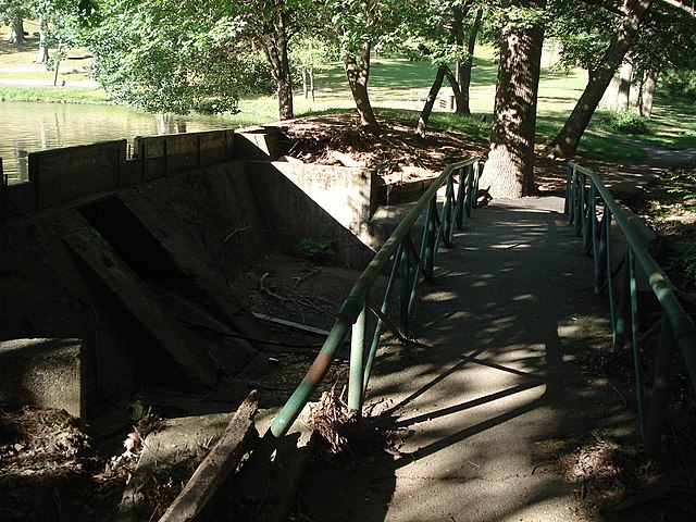 File:Yantacaw_Brook_Park_Dam.JPG