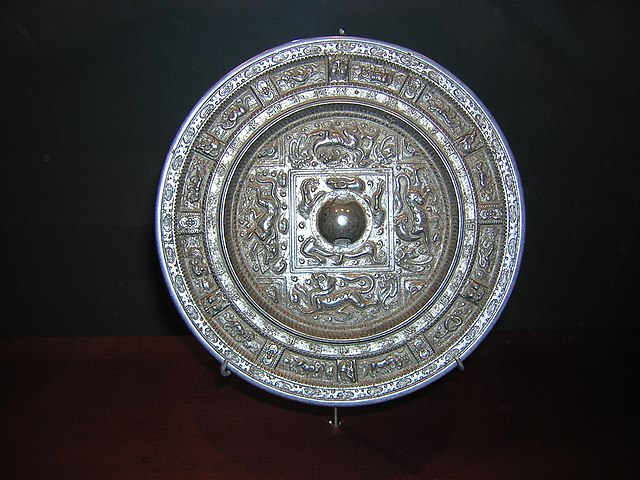 隋朝时期的铜镜，背面显示出十二生肖，法国集美博物馆馆藏。