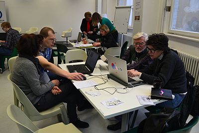 Alte und neue Wikipedianer und Wikipedianerinnen arbeiten gemeinsam an neuen Artikeln.