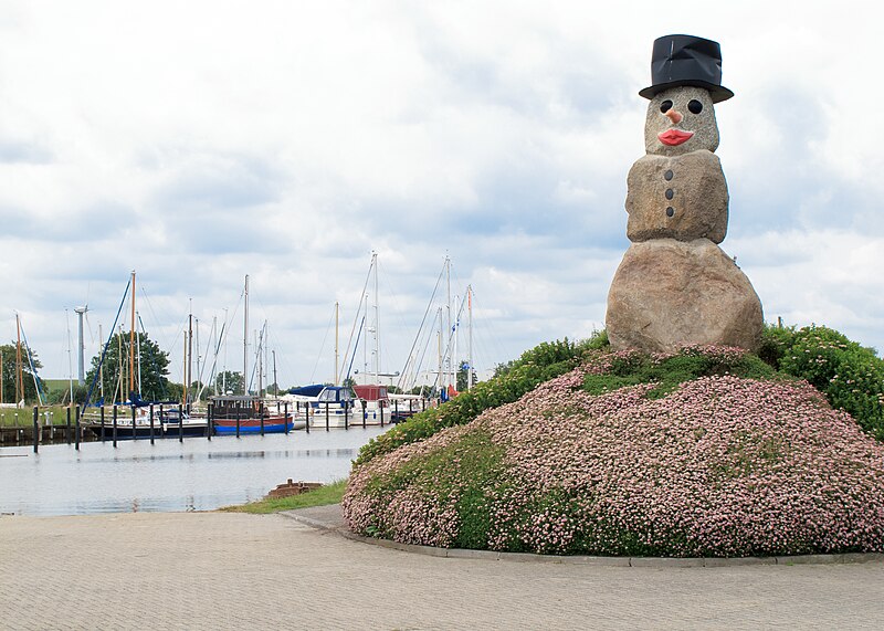 File:"Schneemann" in Varelerhafen.jpg