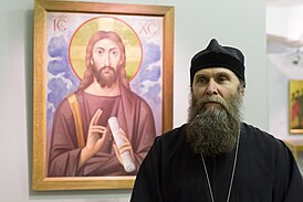 Archimandrita Zinon (Theodore) durante una visita a la exposición "Pintores de iconos contemporáneos de Rusia"