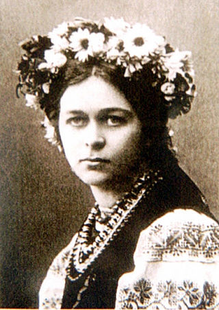 <span class="mw-page-title-main">Ukrainian wreath</span> Traditional Ukrainian headress worn by young and unmarried women