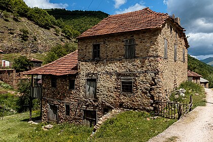 Casa tradicional na aldeia de Malo Ilino, nas proximidades da cidade de Demir Hisar, sudeste da Macedônia do Norte. A aldeia é montanhosa, a uma altitude de 950 metros. Segundo o último censo de 2021, viviam na aldeia 34 habitantes. (definição 5 472 × 3 648)