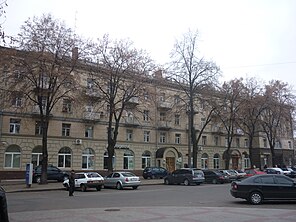 Готель «Черкаси» з вулиці Лазарєва