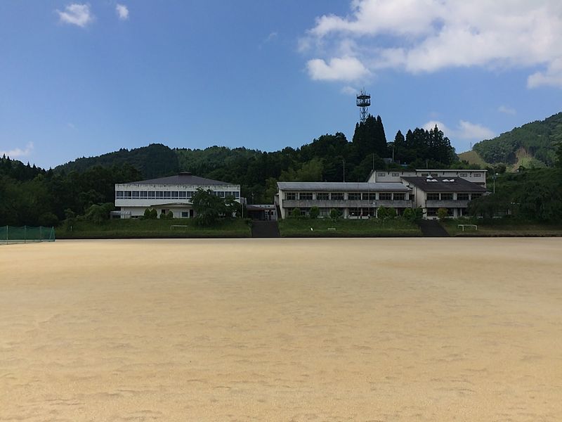 File:三ヶ所中学校.JPG