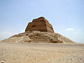 Die Ruine der Meidum-Pyramide lässt die ursprüngliche Stufenpyramide erkennen
