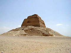 Ruinoj de la piramido en Meidum de Snoferu, de Huni.