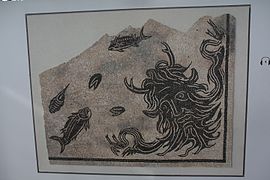 Кут мозаїчної композиції з маскароном і рибами, Галло-романський музей Сен-Роман-ан-Гал, Франція.