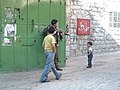 ヘブロンの旧市街で子供に銃を向けるイスラエル国防軍兵士。