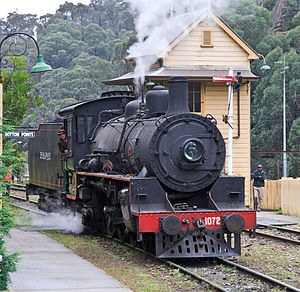 1072 lewat Bawah Titik Sinyal Kotak di Lithgow Zig Zag kereta api line.jpg