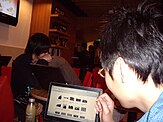 2008年香港春聚上一名维基百科人正分享自己所拍摄的照片。