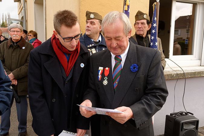 Michaël Juhin, conseiller municipal délégué au maire de Bavilliers chargé de l'action sociale et des personnes agées (à gauche), en discussion.