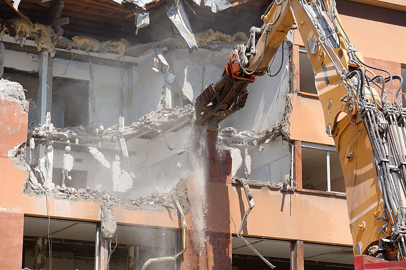 File:2018-04-18 13-32-48 demolition-hopital-belfort.jpg