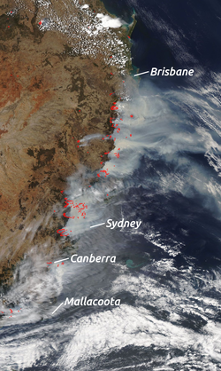 Satelitní snímek NASA ze 7. prosince 2019 ukazující požáry řádící na východním pobřeží Austrálie