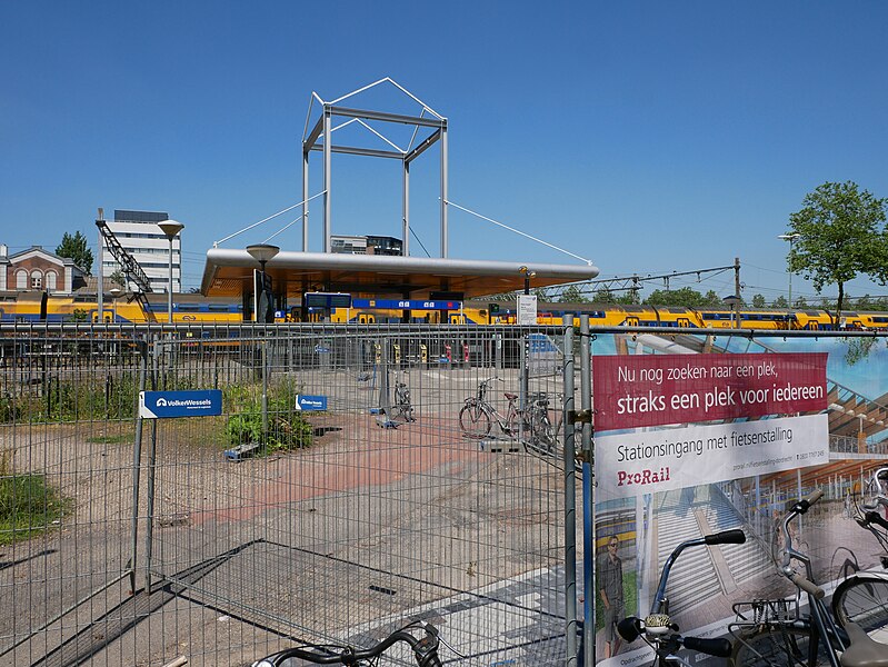 File:2023-06-24 Station Dordrecht bouwhekken Krispijnzijde (6).jpg