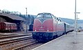 Deutsch: Lok 220 002 in Neckarelz mit einem Eilzug Würzburg-Heidelberg (April 1970)