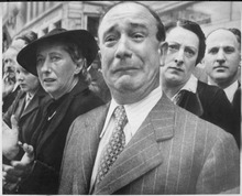 visages de Parisiens à l'entrée des troupes allemandes dans la ville avec à l'avant-plan un homme en sanglots