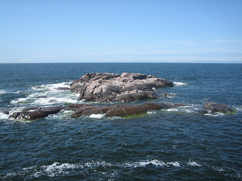 File:A rock in front of Bengtskär lighthouse.jpg