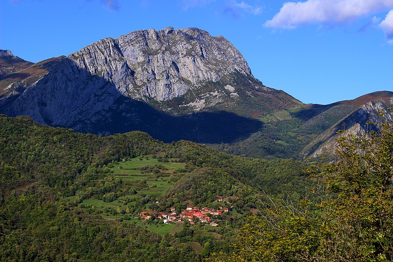 File:Abiegos (Ponga, Asturias).jpg